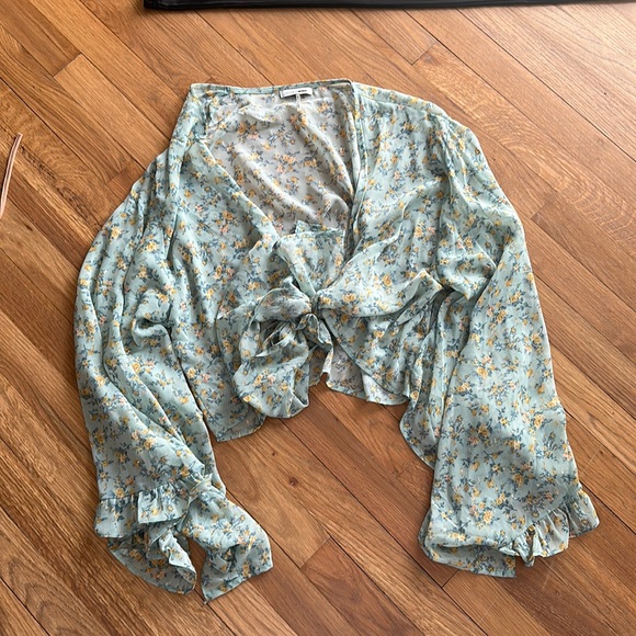 Bell sleeved crop - Picture 1 of 2